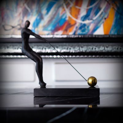 Minimalist-Creative-Black-Sports-Figure-Pull-Ball